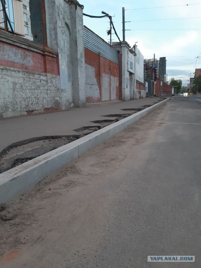 "А бордюры не простые. Всё скорлупки золотые"