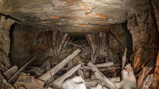 Показываю где "прятали" дефицит в СССР — это огромный подземный холодильник. Его вместимость 200 ЖД вагонов провизии!