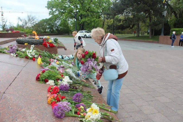 Одесситы пришли возложить цветы к памятнику неизвестному матросу на Аллее Славы