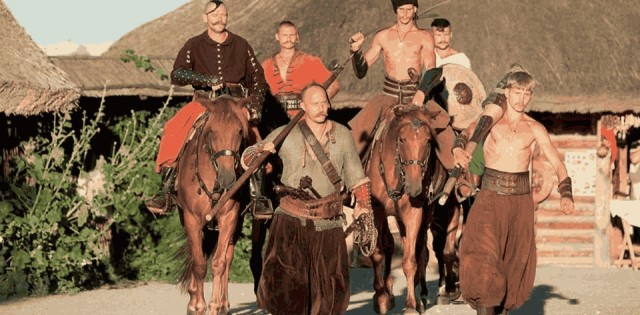 Зачем запорожские казаки носили чуб на бритой голове? Почему над этой прической так смеялись русские?