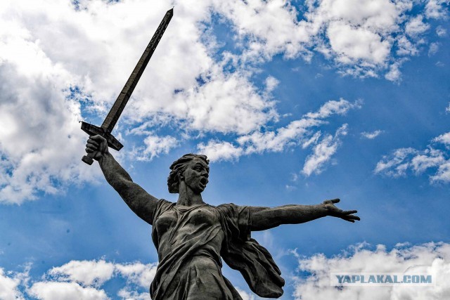 Памятник учительнице с выпирающими сосками возмутил жителей подмосковного города Дзержинский