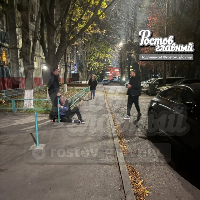 В Ростове избили пенсионера, а потом пытались затащить его в машину и увезти.
