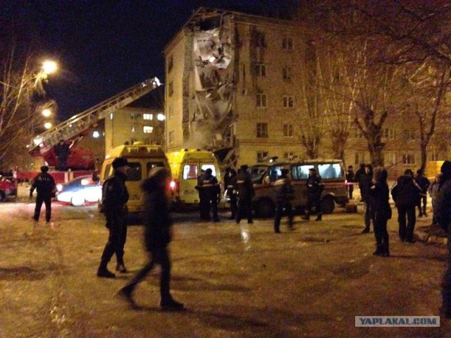 Угол пятиэтажного жилого дома обрушился в Тюмени