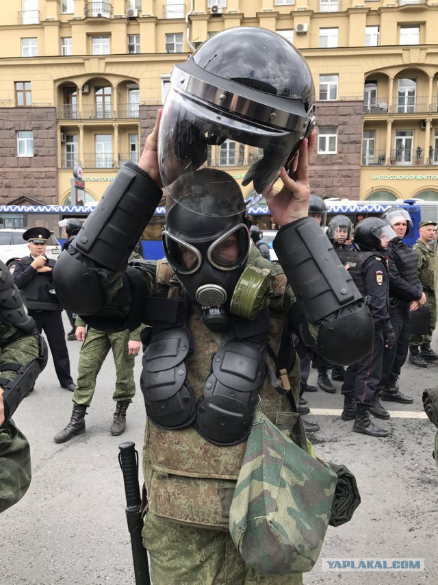 Навального задержали в подъезде его дома в Москве
