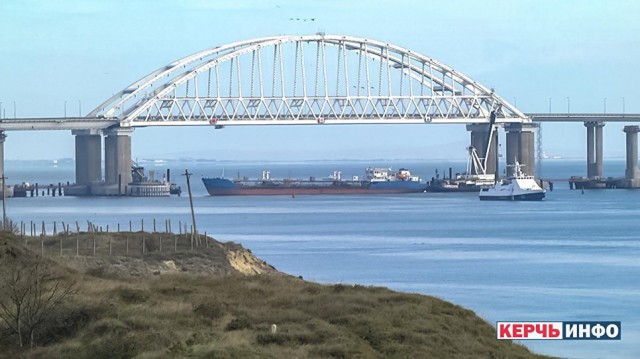 Три корабля ВМС Украины пересекли российскую границу