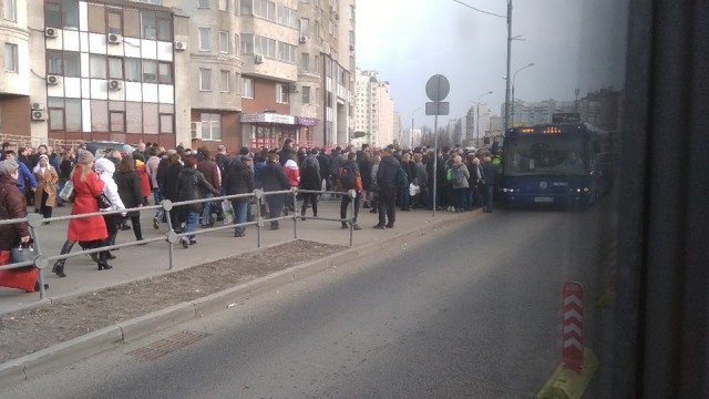 В Москве закрыта часть фиолетовой ветки метро - толпы на остановках и дикие пробки