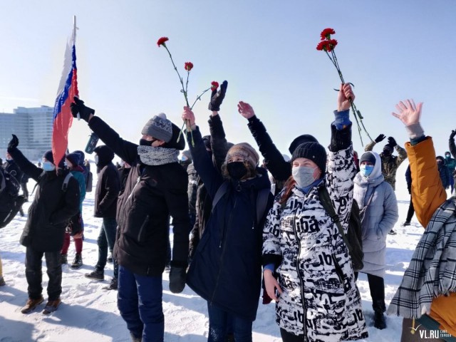 Аэробот «Тайфун 1000К» с капитаном полиции и сотрудниками ГИМС заглох на льду Амурского залива во Владивостоке