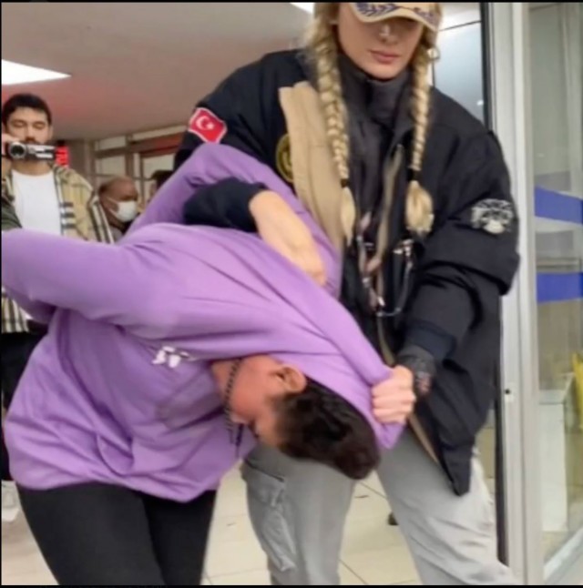 В сети появились кадры с убегающей от места взрыва в Стамбуле женщиной