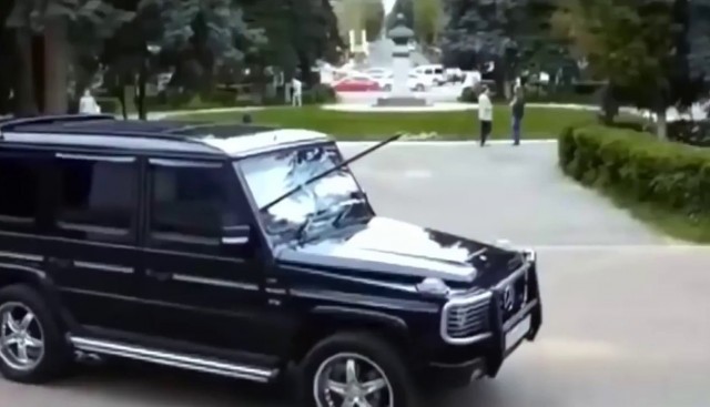 В Ростове владельцу неправильно припаркованного Майбаха испортили авто для того, чтобы проучить