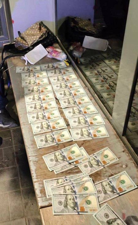 В Челябинске вор выбросил несколько тысяч долларов