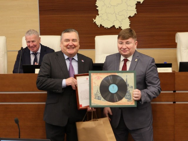 Пермские депутаты подарили главе местного заксобрания пластинку 1961 года с песней «Полюбила председателя»