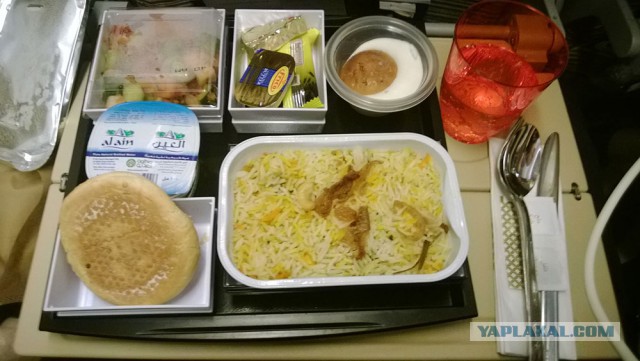 Чем кормят в самолетах Emirates