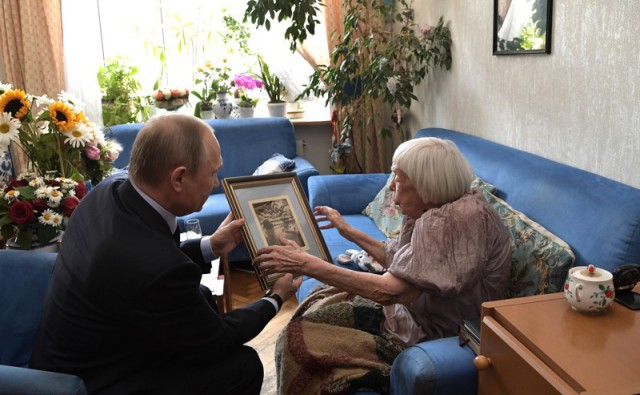 Прохожая поцеловала Путина на Арбате