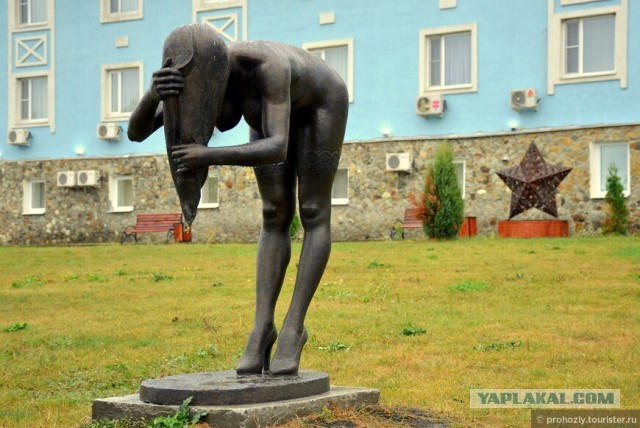 Памятники, способные удивить любого