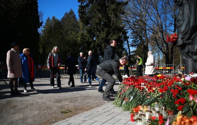 Несмотря на запреты властей, жители Прибалтики продолжают отмечать День Победы 9 мая.