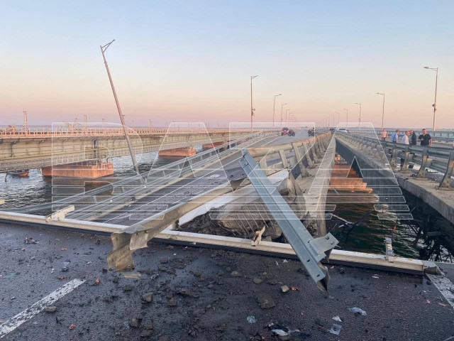 Движение на Крымском мосту остановили из-за ЧП