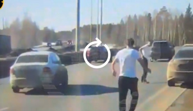 "Братва" на чёрной Camry напала со "стволом" на водителя, который не пропустил их машину, на огромной скорости летевшую по трассе под Пермью