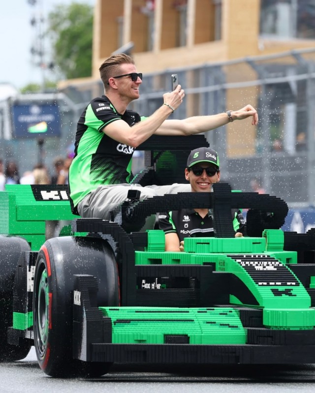 Официальный аккаунт Mercedes залил видео с Формулой-1, где все болиды сделаны из LEGO