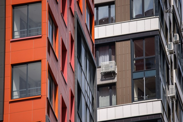 Россиян предупредили о штрафе до 500 руб за грязные окна и входную дверь квартиры