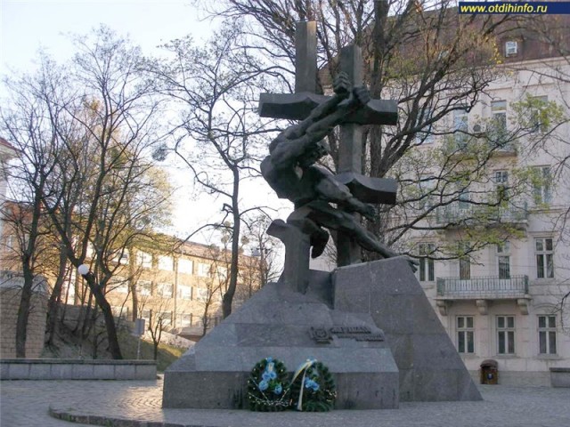 В Севастополе бандеровцы из Львова сожгли флаг РФ