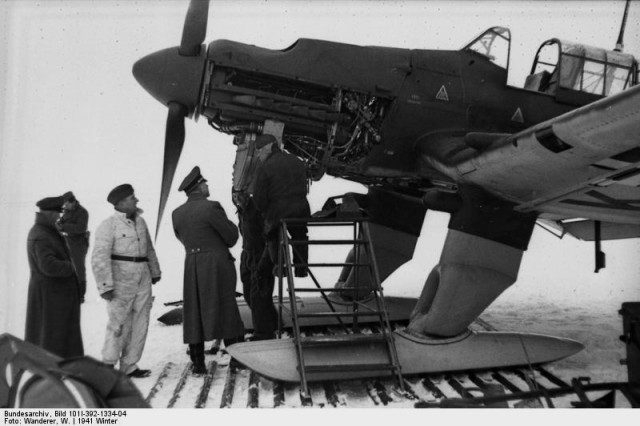 Редкий кадр! Гибель пикирующего бомбардировщика Ju-87