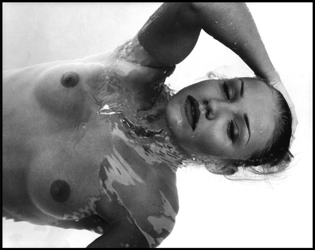 Кэмерон Диас в бассейне. Забытая фотосессия 1999 года.