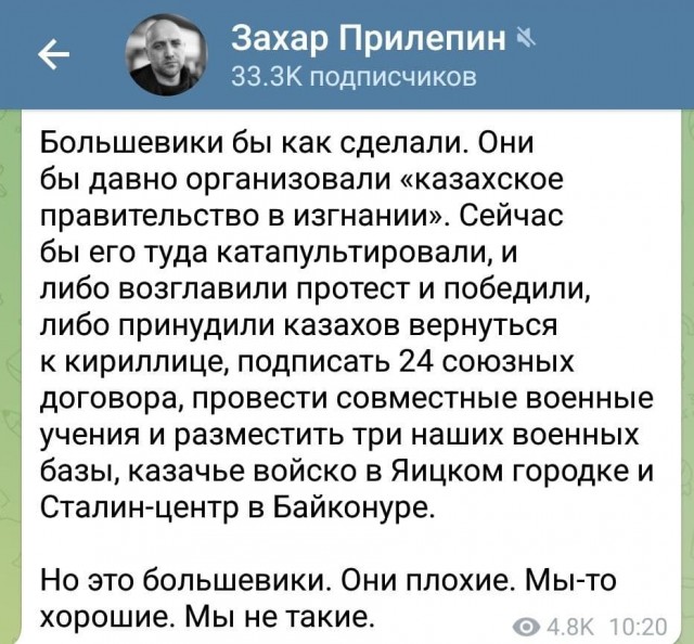Протестующие в Алматы прямо на улице отобрали оружие у силовика