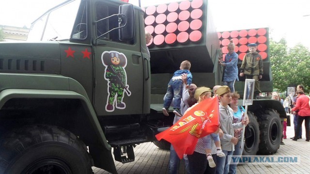 В Берлине украинская диаспора вышла на митинг против показа Чебурашки.
