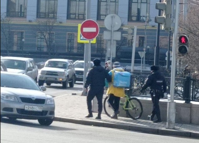 Москвича задержали из-за скотча в цветах флага Украины на бампере машины