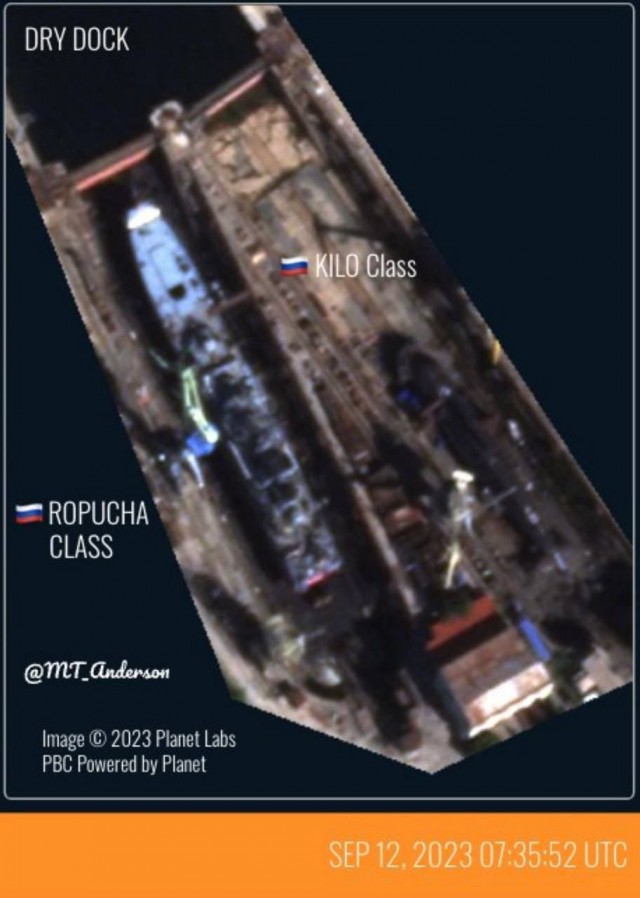 При атаке на сухой док "Севастопольского морского завода" под удар попали десантный корабль "Минск" и подлодка "Ростов-на-Дону"