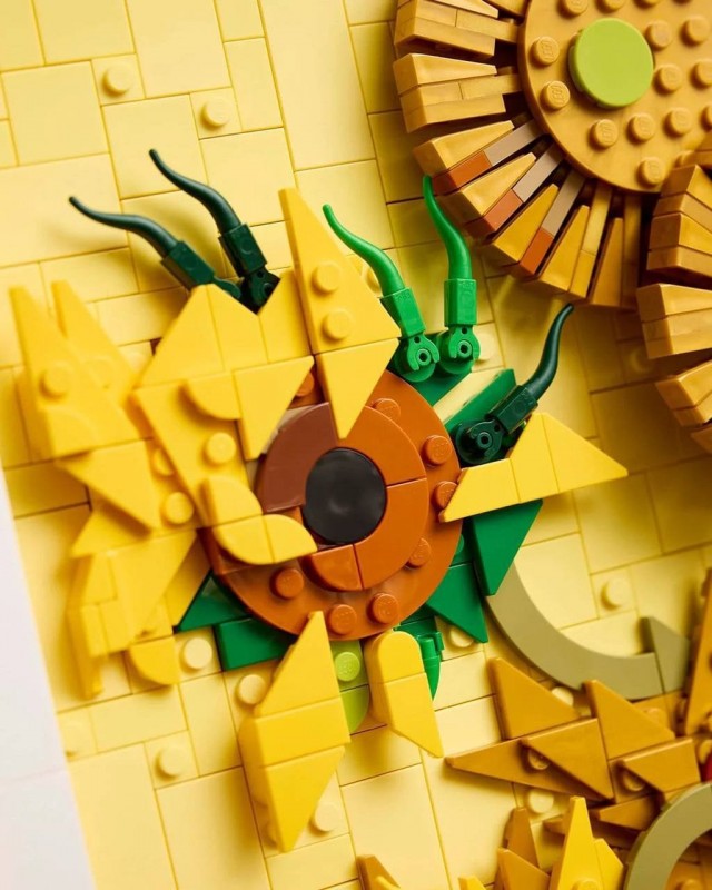 В сотрудничестве с Музеем Ван Гога компания LEGO превратила картину художника «Подсолнухи» в набор из 2615 деталей