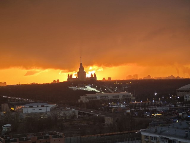 Сегодня москвичам показали очень красивый закат в конце рабочего дня для поднятия настроения