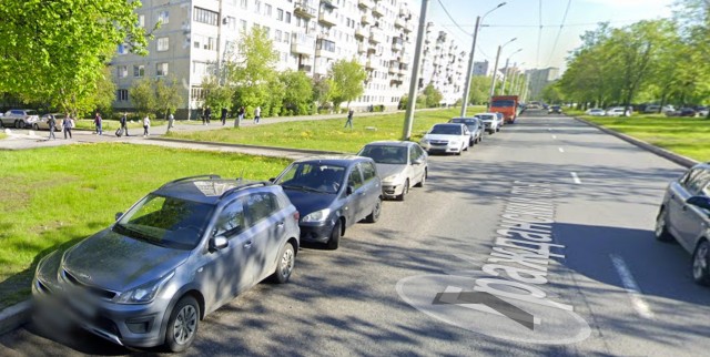 В Москве два зумера на самокатах влетели в легковушку и перелетели через неё