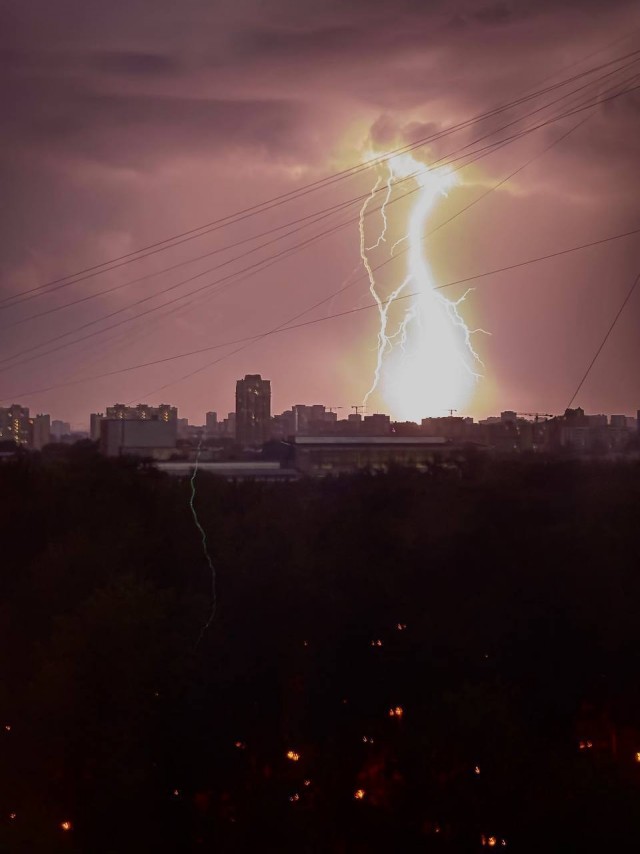 Москву накрыла яркая гроза.