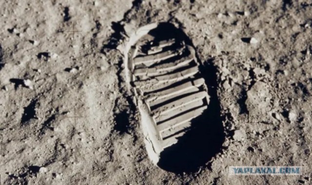 Почему след такой чёткий? Там же нет влаги!