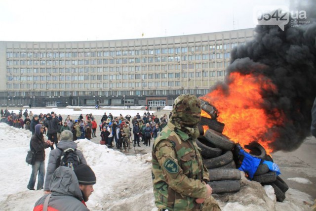 В Сумах сожгли чучело Путина
