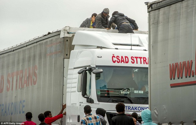 Как во Франции нелегалы штурмуют границы