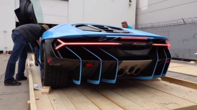 Распаковка суперкара Lamborghini Centenario