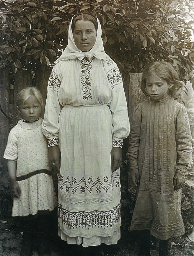Белоруски в начале 20 века. Угадайте возраст.