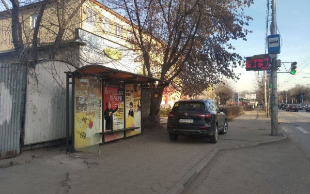 В Рязани мужчина в одежде священнослужителя припарковал джип на тротуаре
