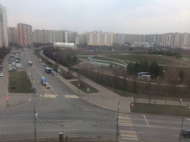 Давайте фото у кого какой вид из окна на оживленные улицы городов в настоящий момент