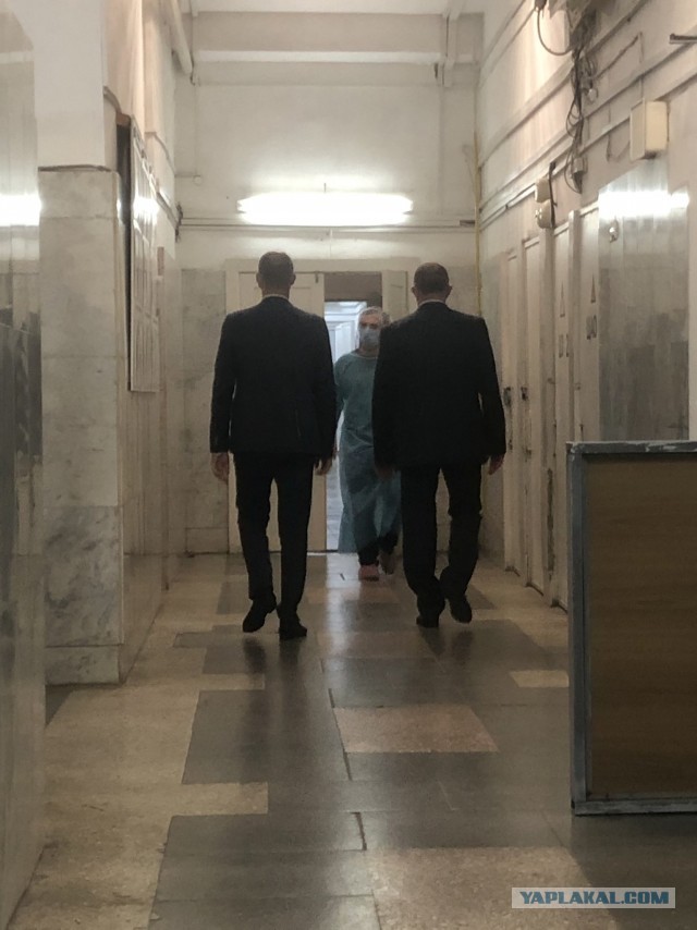В Омск за Алексеем Навальным прибыл спецборт из Германии, но забрать политика не разрешают врачи