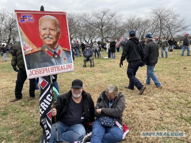 Сторонники Трампа прорвались через оцепление у Капитолия