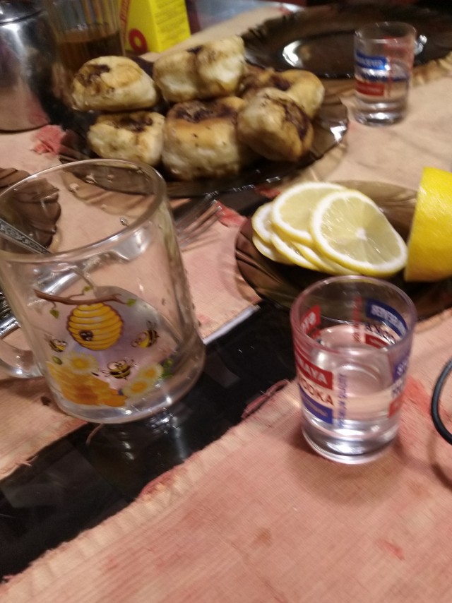 Мне, как запойному алкоголику, не интересно пить в компании