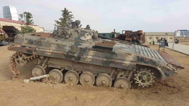 Выставка трофейной военной техники в Баку
