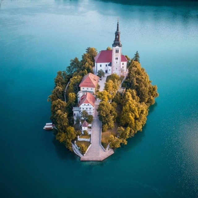 Всякие картинки,  но больше куаркодная и политота