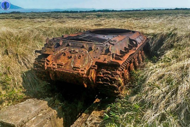 Заброшенные старые танки ИС-2 на Курилах. Они служили для защиты от высадки японского десанта