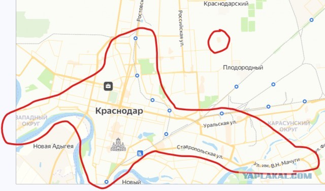 В элитном микрорайоне Краснодара жители используют свои методы борьбы с теми, кто не умеет парковаться