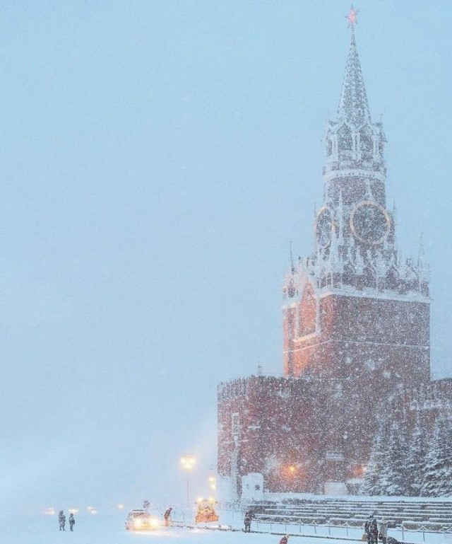 Неимоверно мощнейший снегопад и жуткие метели накроют Москву ну и Подмосковье в эти выходные.