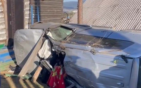 В Улан-Удэ автомобиль вылетел с дороги и врезался в дом, трое человек погибли